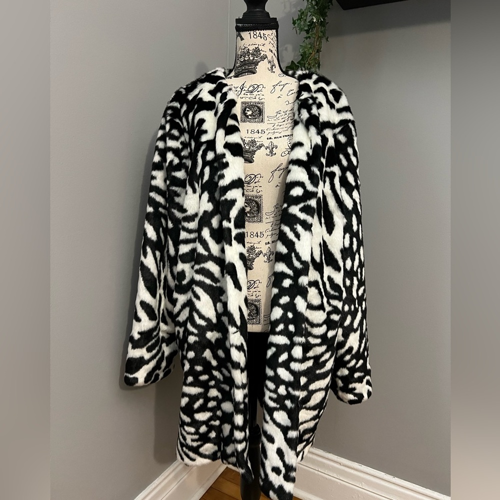 ✨NWOT - Michael Kors Faux Fur Animal Print Coat Jacket✨ - Picture 4 of 9